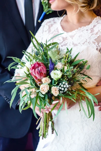 Mariée tenant bouquet de mariage — Photo