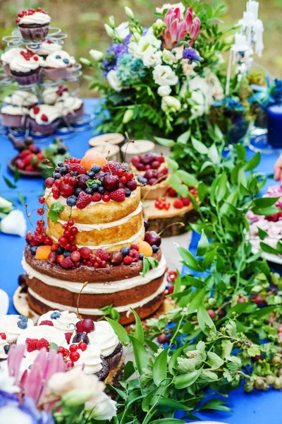 Naked wedding cake with berries — Stock Photo, Image