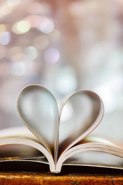 Corazón de páginas de libros —  Fotos de Stock