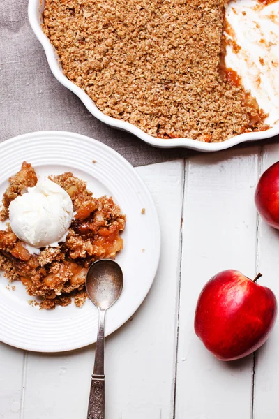 Apple crumble with ice cream — Stock Photo, Image