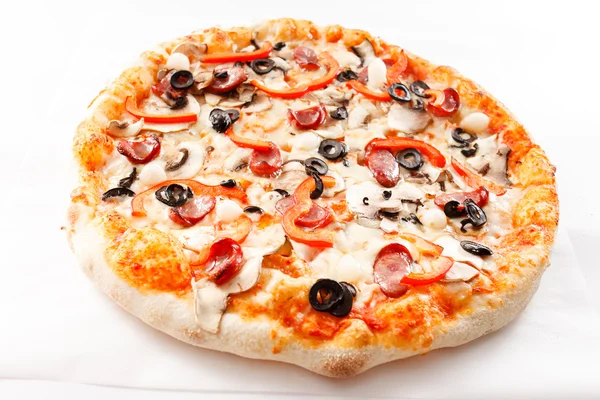 Gebakken smakelijke pizza — Stockfoto