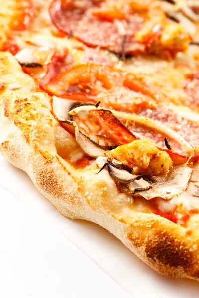 Gebakken smakelijke pizza — Stockfoto