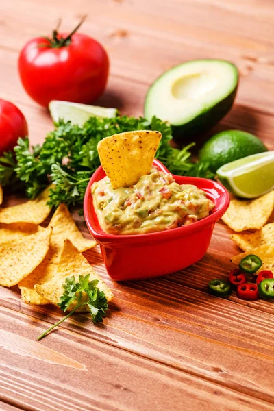 Mexikanische Guacamole mit Nachos — Stockfoto