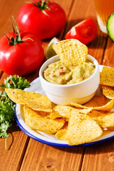 Guacamole mexicano com nachos — Fotografia de Stock