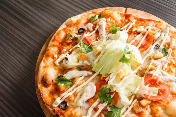 Hausgemachte leckere Pizza — Stockfoto