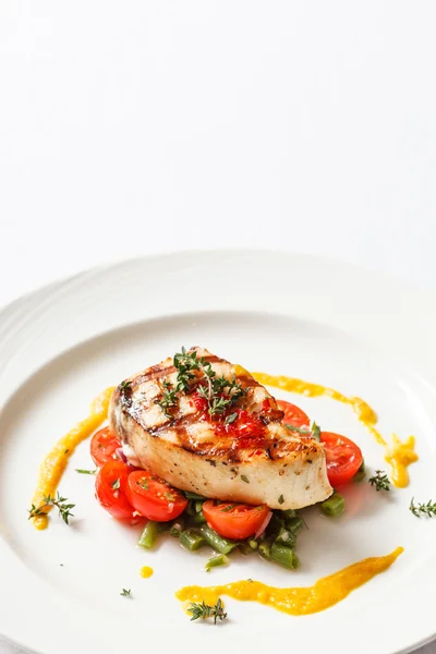 Bistecca di pesce con verdure — Foto Stock