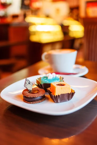 Coffee with tasty cakes — Stock Photo, Image