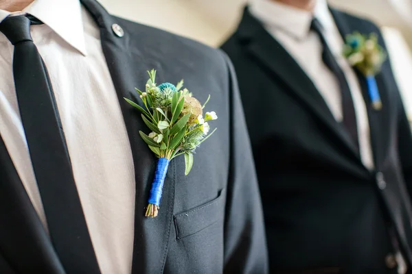 Elegantní ženicha s květinovými boutonniere — Stock fotografie