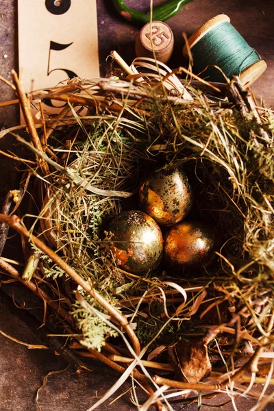 Huevos de oro en el nido —  Fotos de Stock