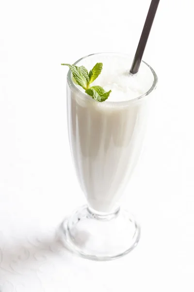 Milchshake-Cocktail mit Minze — Stockfoto