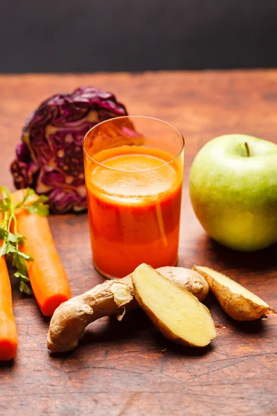 Стакан здорового коктейля из моркови — стоковое фото