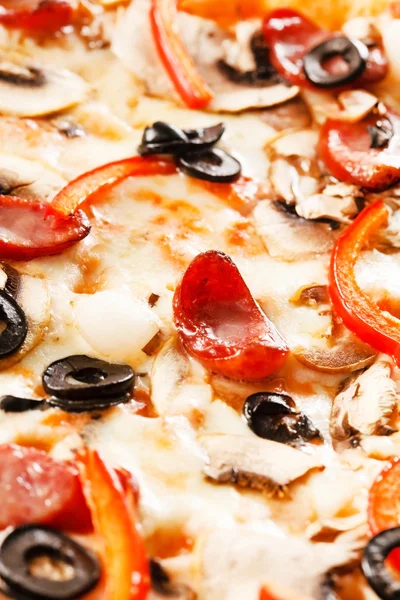 Leckere Pizza mit Oliven — Stockfoto