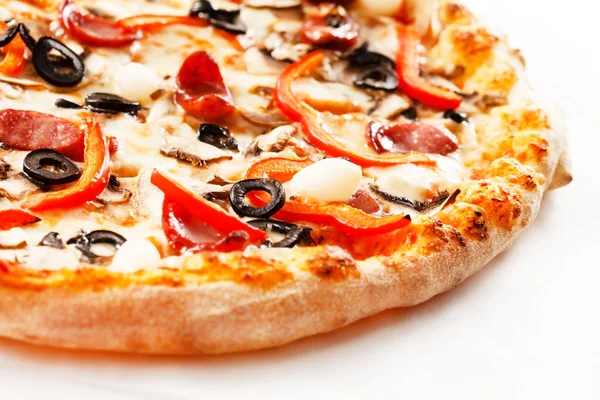 Smakelijke pizza met vlees en groenten — Stockfoto