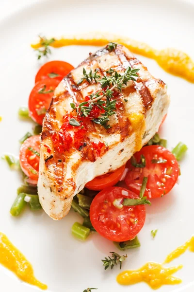 Steak de poisson aux légumes — Photo