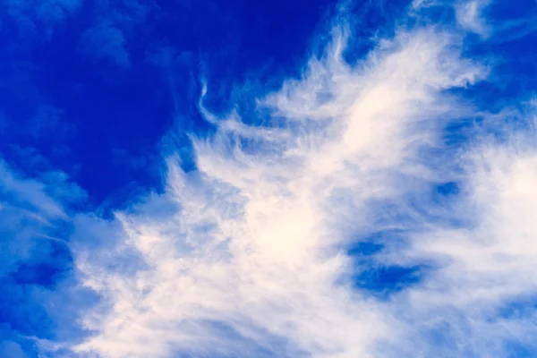 Гарне блакитне небо з хмарами — стокове фото