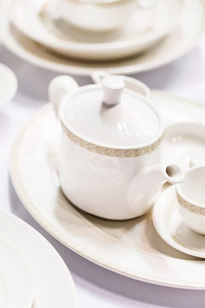 Keramisch tafelgerei op tafel — Stockfoto