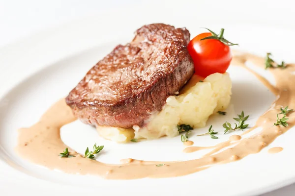 Steak avec purée de pommes de terre — Photo