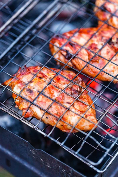 Preparación de delicioso pollo a la parrilla —  Fotos de Stock