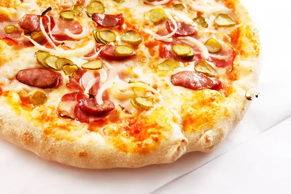 Pizza mit Gurken und Fleisch — Stockfoto