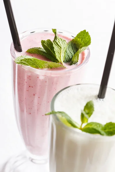 Mjölk cocktails med mynta blad — Stockfoto