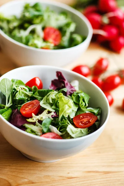 Salade avec tomate sur assiette — Photo