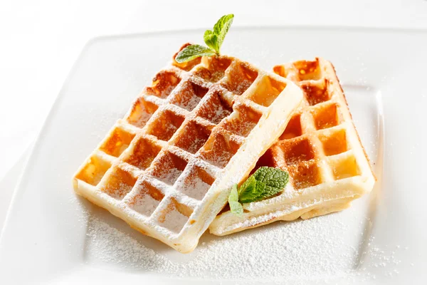 Belgische Waffeln mit Minzblättern — Stockfoto