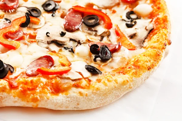 Smakelijke pizza met vlees en groenten — Stockfoto