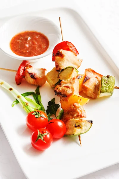 Skewered Chicken with vegetables — Stock Photo, Image