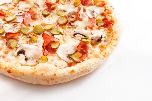 Pizza s okurkou a maso — Stock fotografie