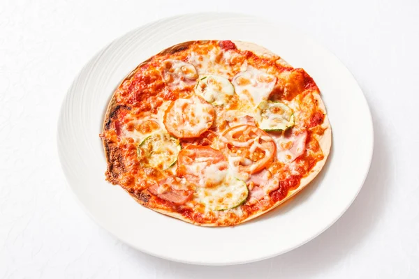 Smakelijke pizza met kaas en groenten — Stockfoto