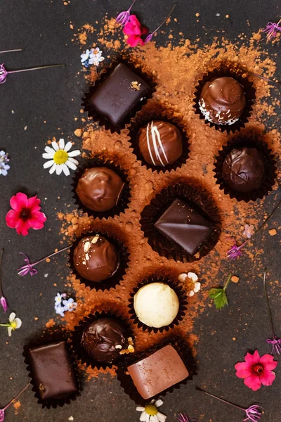 Doces de chocolate com flores — Fotografia de Stock