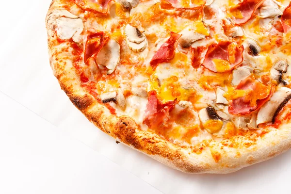 Pizza met vlees en paddestoelen — Stockfoto