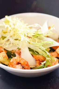 Karidesli Sezar salatası