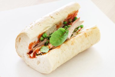 beyaz üzerine lezzetli sandviç