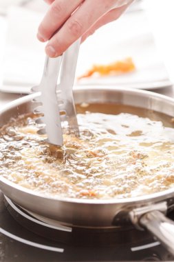 Lezzetli Tempura karides hazırlanıyor