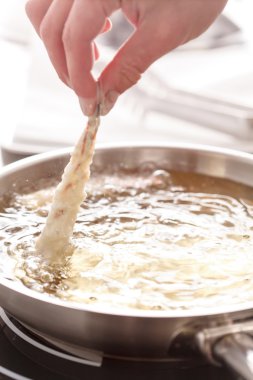 Lezzetli Tempura karides hazırlanıyor