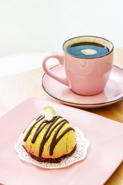 kahve fincanı ile pasta