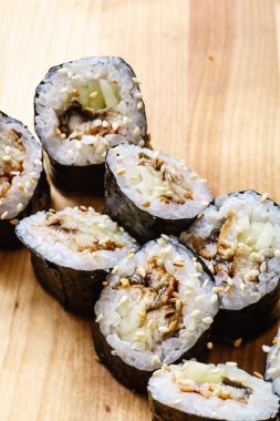 suşi rulo ile yılan balığı