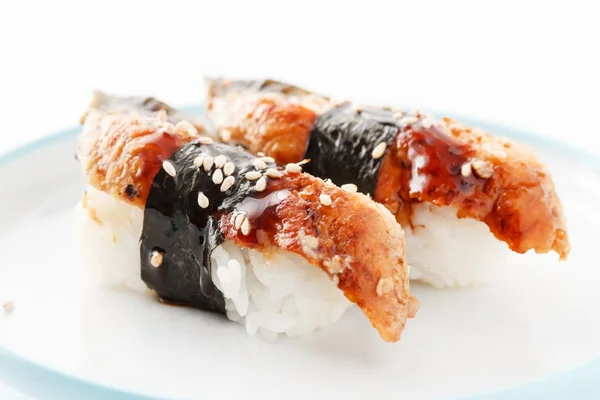 Nigiri con anguila en el plato — Foto de Stock