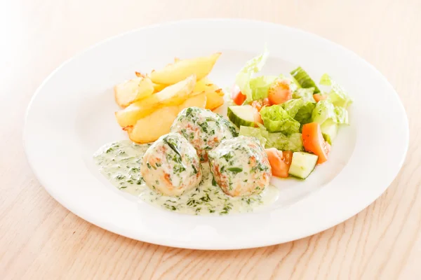 Albóndigas con papas y ensalada — Foto de Stock