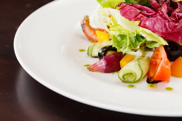 Vegetable salad on plate — Stock Photo, Image