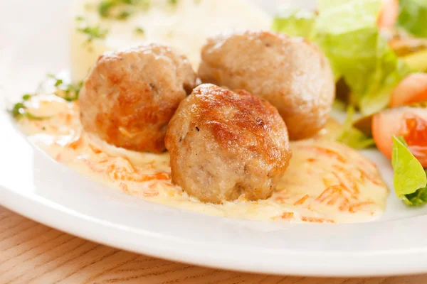 Meat balls with mashed potatoes — Stock Photo, Image