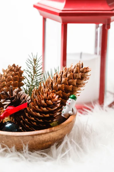 Kerstversiering met kegels en lantaarn — Stockfoto