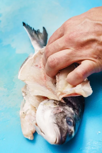 Chef che taglia pesce — Foto Stock
