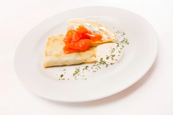 Crêpes au saumon sur assiette — Photo