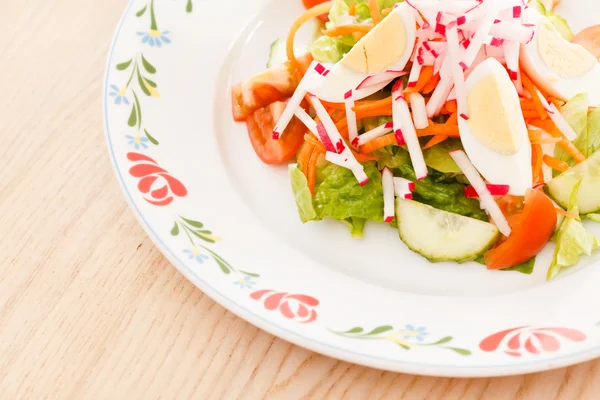 Salada com legumes no prato — Fotografia de Stock