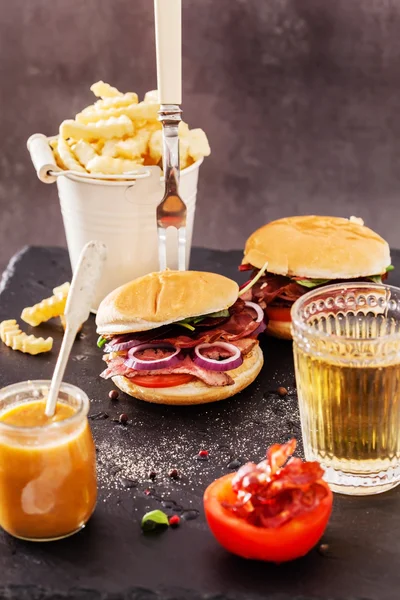 Burger und Pommes auf dem Tisch — Stockfoto