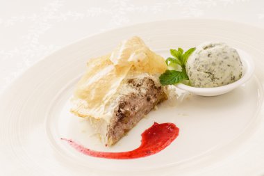 dondurma ile lezzetli meyveli turta