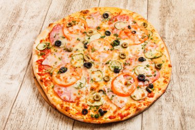 Tahta arka planda pizza.