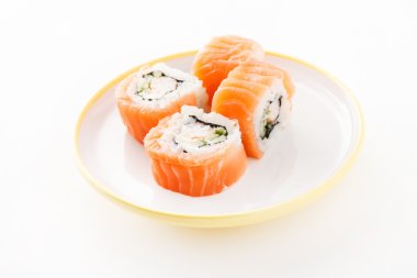 tabağa lezzetli suşi rulo